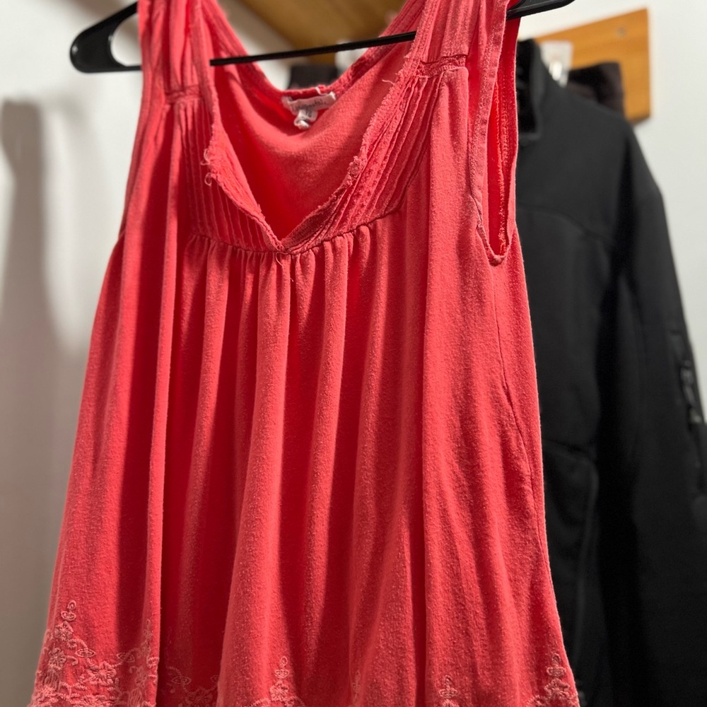 Women’s sleeve less flowy- distressed boho style shirt
